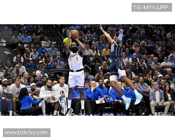 詹姆斯·哈登狂砍40+10+10三双刷新NBA历史纪录，季后赛三双表现击溃快船防守